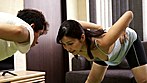 ラッキーな胸チラを発見し、気づかれないように見てたけど、やっぱりバレてた？！ 2 ～ヨガインストラクラー編～ サンプル画像2