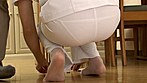 介護ヘルパーの大きな尻に浮き出る透けパンに発情した俺 サンプル画像15