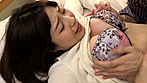 彼氏と電話している彼女をNTR 声を押し殺して何事もないように装う女に大興奮！まさか自分の彼女が電話の向こうで男のチンチンをシゴいているとは･･･ サンプル画像3