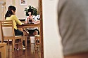 嫁が近くに居るのに笑みを浮かべながら勃起をさせて痴女ってくる年上好きな少女 2 サンプル画像2