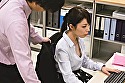 胸チラしているのに気付かず働く女子社員に手を出しちゃった俺 4 サンプル画像13