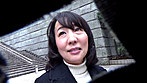 街で出会った清楚妻を車に連れ込みくどき落としてラブホでヌキまくり！いくつになっても女でいたいの ここだってほら、こんなに濡れてるの サンプル画像1