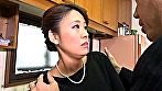 熟妻 五十路家政婦は雇われた主人の餌食になる 喪服妻は葬式当日の朝、義弟に襲われる - Image 21