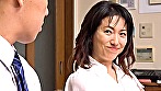 熟女 疼き乱れる昼下がり 夫の部下に無理やり舐められた五十路妻は･･･ 熟れたセールスレディは訪問先の玄関で押し倒され･･･