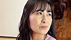 熟妻 夫の上司に体を弄ばれた清純妻 パソコンサービスの男に恥部をしつこく舐められた五十路妻 - Image 1