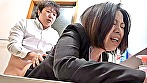熟妻卑猥ドラマ 夫の前で寝取られて濡れ悶える純情妻 部下に逆恨みされ巨根をねじ込まれた熟妻OL 画像21