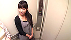 突然、エレベーターで熟女にエロい事されちゃった サンプル画像21