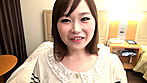 全国縦断「Maji」100%ナンパ 素人奥さんご馳走様でした。 舐められすぎて、もうカリ真っ赤！カチカチでんな！ 道頓堀までハメ潮飛ばすナニワの美人若妻編 サンプル画像1