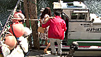 【全身性感帯】どこに触れてもイクほど感じる美人妻達と･･･ おじさんぽ 4時間BEST AVよりエロいエッチ見たくない？ 4人の美人妻たちと下町探索お散歩デート。おじさんに足を絡めて中出しさせる奥さんたちの敏感反応が超ヤバい！ サンプル画像15