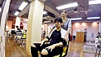 やたらと目があう美容室 吉澤友貴 - Image 1