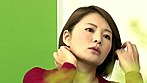 刺激を求める綺麗なママが子供を幼稚園に預けてる午前9時～12時の間に初めてのライブチャットで他人棒セックスを勢いで生配信 サンプル画像1