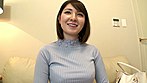 夫に内緒で他人棒SEX 「実は主人の精液も飲んだことないんです」30歳すぎて初めての精飲 アブノーマル初体験妻 みのりさん31歳 サンプル画像1