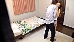寝取らせ検証 ベッドの下からNTR鑑賞 出張に行ったはずの私がベッドの下に隠れているとは知らず妻は部下（偽物）に抱かれてしまうのか？ サンプル画像4
