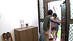 家事代行サービスからやってきた奥さんが僕の捨てたエロいDVDを見て興奮しはじめた。 笹山希 三十六歳 - Image 1