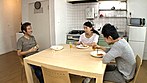 父さんが戻ってくるまであと1分！！突如ムラムラしてきちゃった母と息子の抑えきれない猛烈交尾！！ 藤波さえ 四十歳 サンプル画像1