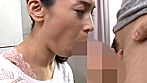 父さんが戻ってくるまであと1分！！突如ムラムラしてきちゃった母と息子の抑えきれない猛烈交尾！！ 藤波さえ 四十歳 サンプル画像3