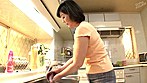 じっとり蒸れたパンチラおばさん 30人4時間 サンプル画像1