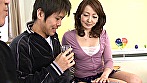 おい！娘がいるだろ！？ だって、私もうガマンできないの！！ 夜まで待てないおねだり叔母さんの即ハメ中出し交尾 30人8時間 サンプル画像11