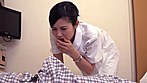 「あの人にもう一度逢ってヤられたいスペシャル 優しくヌいてくれた熟年美人看護師と童貞君を2人きりにしたら･･･まさかの生ハメ！膣内で暴発されて何度も中出し」 サンプル画像1