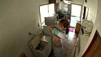 「『おばさんの下着を盗んでどうするの？』女を忘れた美人おばさんは自分で発情してくれる少年チ○ポなら下着を盗まれても嫌じゃない」 VOL.2 サンプル画像1