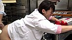 「休憩中の1時間バイトくんと2人きり！女を忘れたパートの美人おばさんは息子ほど年の離れたイケメンチ○ポならセクハラされても嫌じゃない」 VOL.3 サンプル画像14