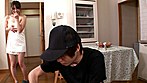 「玄関開けたらバスタオル姿の専業主婦が仕掛ける（視線／モロ見せ／密着）欲情サインを見逃すな！」 VOL.2 サンプル画像4