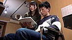 「ワザとか？偶然か？作業中ずぅ～っと股間を密着させる職女（美容師／マッサージ師／ゴルフインストラクター）に思わず勃起した時の対処法教えます」 VOL.2 - Image 1