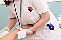 ワザと手コキのような陰部洗浄で暴発させて青年患者を虜にするおばさん看護師