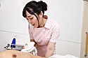 清拭中にチクビを触られビクンビクン感じたら 看護師がまさかの痴女開眼で僕の乳首をコリコリ！レロレロ！！ ちゅぱぱぱぱ！！！ 隠れビッチ看護師 高瀬りな 画像2