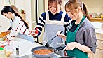料理●室の●生に恋した私 優しい笑顔に惹かれて2人きりの時にキスしたら一気に距離が近づいて一緒にゴハン作ってお風呂に入って好きが溢れ続ける同棲レズタイム わか菜ほの 末広純 - Image 2
