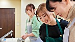 料理●室の●生に恋した私 優しい笑顔に惹かれて2人きりの時にキスしたら一気に距離が近づいて一緒にゴハン作ってお風呂に入って好きが溢れ続ける同棲レズタイム わか菜ほの 末広純 - Image 3