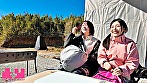 ハニカミキャンプ旅行 最初は緊張したけど･･･外でハグしてキスしたら･･･一気に距離が近づいてキャンピングカーで何度も身体を重ね合った24時間限定の恋人デート 皆月ひかる 咲野瑞希 - Image 4