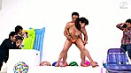 巨乳女子大生限定！「固定バイブモデル」のアルバイトに挑戦！水着撮影会でカメラに向かってハレンチなポーズを要求され濡れだしたおま○こにうねりの止まらないバイブを挿入！大勢の男性の前に放置され感じても動けない状況なのに我慢できず痙攣イキが止まらない！ 2 サンプル画像4