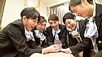 フライト帰りのキャビンアテンダントさんたちに突撃交渉！40歳過ぎても未だに童貞のおじさんと人生初の王様ゲームしてみませんか？誰もが見惚れてしまうほどの黒パンストに包まれた美脚を独り占めでハメまくり！！中出し放題！！念願のハーレム筆おろし大乱交 サンプル画像10