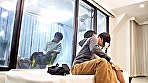 一般男女モニタリングAV 完全保存版スペシャル！マジックミラーの向こうには大好きな彼氏！2人っきりの密室で素人女子大生が童貞で悩む彼氏の友達と1発10万円の中出しSEXで筆おろしに挑戦！ 3 サンプル画像2