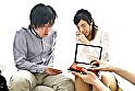 一般男女モニタリングAV 両親の再婚で義姉弟になった男女限定企画！巨乳女子大生の義姉と童貞の弟が2人っきりの密室で全6種類の騎乗位コンプリートできたら100万円！絶倫姉の本性丸出し腰振りピストンで精子が出なくなるまで完全生ハメ筆おろし！4組合計17発！ サンプル画像1