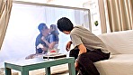一般男女モニタリングAV マジックミラーの向こうには大好きな彼女！他の男に寝取られる姿を彼氏が最後まで見ることができたら100万円！巨乳の彼女は‘30cm横で彼氏に見られている’とは知らずに彼氏とは比べ物にならない巨根にオマ○コ本気濡れ！ - Image 2