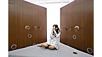 一般男女モニタリングAV しごいてしゃぶってヌキまくり！！素人女子大生が無数に生えた壁ち○ぽの即ヌキに挑戦！ 2 フル勃起ち○ぽに囲まれ恥じらいながらもオマ○コが濡れてしまった女子大生はザーメンまみれでノンストップ射精SEX！総発射48発！ サンプル画像1
