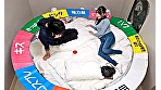 一般男女モニタリングAV 女子大生の姉と弟が回転ベッドでドキドキ24時間ルーレット生活に挑戦！in令和に蘇る昭和のラブホテル 回して的中した過激なエロミッションを実行した姉弟の仲は急接近！性欲が抑えられない弟に迫られた姉はオマ○コを濡らして我慢できずに生ハメセ･･･ - Image 1