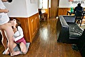 夫のいない日中、義理の息子に寸止めリモバイ責めされて淫乱化した人妻 美乃すずめ - Image 7