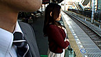 冬場なのに薄着で、人目を憚らず巨乳の谷間を見せている女の子は･･･ サンプル画像18