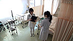 共働きのすれ違い生活で夫に構ってもらえない欲求不満の人妻看護師は性欲の溜まった入院患者の男と･･･ サンプル画像1