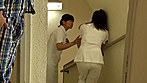 強引な絡み合うキスで媚薬を盛られた女は、周りを気にするも耐えられず男のチ◯コを貪り悶絶イキする サンプル画像5