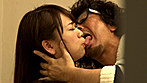 強引な絡み合うキスで媚薬を盛られた女は、周りを気にするも耐えられず男のチ◯コを貪り悶絶イキする サンプル画像21