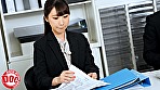 「終電ないならウチくる？」残業で終電を逃がしてしまった俺は誘われるがまま家にお邪魔する事に。いつも会社で見るスーツ姿とは違うゆるい部屋着姿に興奮してしまい･･･ VOL.2 画像8