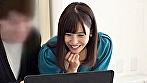 『愛し合う夫婦が残したいメモリアルヌードフォト』と題された雑誌の企画と妻を騙し、絶倫チ○ポ男と素肌密着偽撮影会で寝取られ検証！！旦那よりも若くてカチカチに反り返ったチ○ポがマ◯コまで3cmに超接近して奥さん急激欲情！？旦那が近くにいるにも関わらず生中出し！！ 12