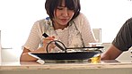 料理教室で、生徒にバレないように先生とヤッた サンプル画像21