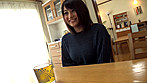 媚薬が効きすぎたHcupむっちり奥さんに超硬チ●ポを見せつけせんずり鑑賞！マセガキチ●ポで種付け洗脳！ 清塚那奈 サンプル画像1