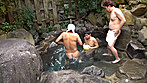 夫婦水入らずの温泉旅行･･･貸切りと旦那にダマされて混浴露天風呂でいきなりデカチンに囲まれた巨乳妻は、戸惑いながらも勃起したデカチン他人棒に興味津々！旦那には秘密で妊娠覚悟の生中出し！計8発！！ サンプル画像21