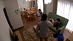 昼下がりの中出し不倫現場を完全生収録！！ 寝取られ願望を持つ旦那が自慢の妻と近所の男子学生を自宅で二人っきりに！旦那の不活発チ○ポよりも血管が浮き出てビンビンに反り返った頑強な青年チ○ポを目の前にしたらお堅い妻は挿入願望を抑えられるのか？AV会社と一般素人が共同制作！！奇跡の顔出し公開！ サンプル画像12